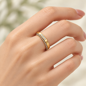Bague à deux tons superposée avec bordure perlée et grappe d'accentuations courtes transparentes, bijou moderne et audacieux - Product Image 5
