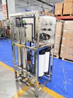 Machine de filtration d'eau RO 500LPH montée sur châssis, certifiée CE, pour hôtels, hôpitaux, écoles, alimentation en eau centralisée, installation facile, pompe PLC