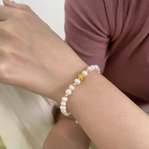 สร้อยข้อมือมุกเงินแท้ S925 ประดับจี้ดอกไม้สีทองสำหรับผู้หญิงใส่ได้ทุกวัน - Product Image 2