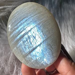 Pierre de paume en pierre de lune bleue naturelle faite à la main de haute qualité, gravures spirituelles modernes jaunes et bleues, cristal de guérison, vente en gros - Product Image 2