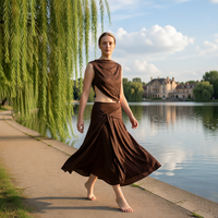 Robe longue drapée en satin marron avec détail noué