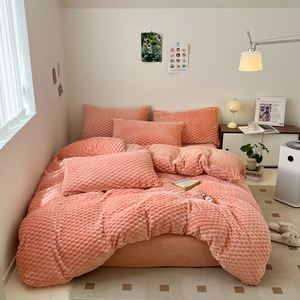 Juego <span class=keywords><strong>de</strong></span> cama <span class=keywords><strong>de</strong></span> invierno <span class=keywords><strong>de</strong></span> cuatro piezas <span class=keywords><strong>de</strong></span> terciopelo <span class=keywords><strong>de</strong></span> leche al por mayor, bonita funda <span class=keywords><strong>de</strong></span> edredón <span class=keywords><strong>de</strong></span> Reina gruesa, juegos <span class=keywords><strong>de</strong></span> sábanas <span class=keywords><strong>de</strong></span> terciopelo Coral <span class=keywords><strong>de</strong></span> invierno - Product Image 4