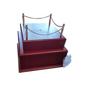 ฐานโชว์สินค้าสีแดงพร้อมรั้วโซ่สีเงินสำหรับนักสะสม - Product Image 1