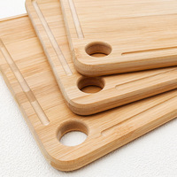 Planche à découper rectangulaire en bambou écologique avec trou de suspension et rainure de drainage inclinée pour la préparation des aliments en cuisine