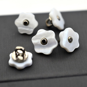 고급 패션 천연 조개 버튼 금속 샹크 라운드 진주 버튼 여성 의류 액세서리용 - Product Image 3