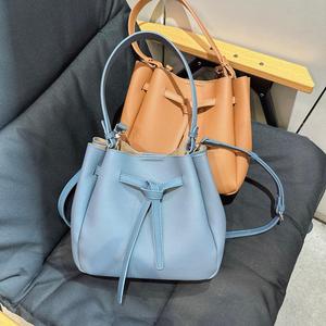 Sac seau en cuir de vachette litchi Togo sans marque, entièrement doublé cuir, chic parisien, pour le quotidien, vente en gros et au détail en Europe, directement de l'usine - Product Image 6