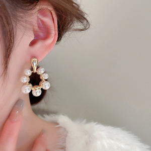Orecchini a Perno Geometrici in Stile Coreano con Perle e Cerchi, Gioielli Floreali Irregolari per Donne, Uso Quotidiano, Outfit da Festa, Regalo - Product Image 4