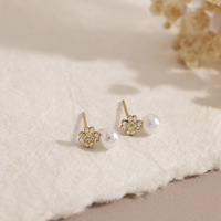Boucles d'oreilles pendantes en acier inoxydable plaqué or 18 carats avec perles et zircons cubiques, motif fleur et trèfle, pour femme, délicates, idéales pour les fêtes, vente en gros, OEM