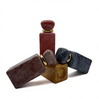 Flacon de parfum rectangulaire en verre coloré haut de gamme de 50 ml avec impression par transfert d'eau, bouchon à vis et diffuseur à roseaux