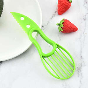 Couteau à avocat multifonctionnel en plastique vert facile à utiliser, trancheur et coupeur d'avocat 3-en-1 pour la cuisine - Product Image 3