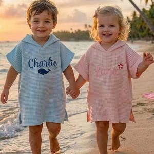 Serviette de plage pour enfants à capuche de couleur unie - Serviette poncho douce pour bébés et tout-petits - Coton gaufré léger pour une utilisation en extérieur et à la maison - Product Image 1