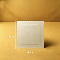 Plateau à gâteau carré personnalisé à bords festonnés et gaufrés, base en carton crème avec anneaux de guidage de taille pour la présentation de petits pâtisseries et desserts