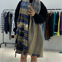 Écharpe en polyester à carreaux style universitaire classique, avec pompons colorés de qualité supérieure, châle chaud et doux pour femme, vente en gros