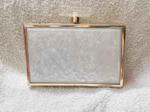 Pochette de soirée en résine haut de gamme pour femmes avec une taille compacte, un matériau durable et une finition élégante - Product Image 2