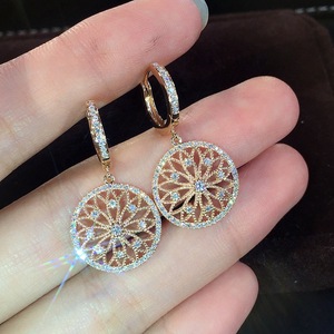 Eleganti Orecchini Traforati Scintillanti per Donne, Stile Floreale Raffinato, Gioielli per Orecchie alla Moda per Uso Quotidiano - Product Image 2