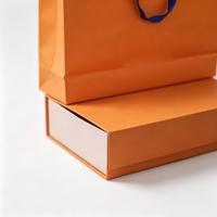 Boîte cadeau en papier enduit réutilisable de qualité supérieure avec couvercle à fermeture magnétique, doublure en éponge, finition vernie pour l'emballage de bijoux