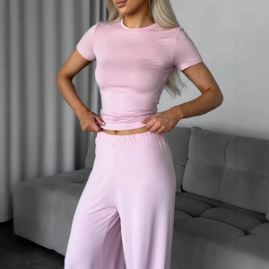 Conjunto de dos piezas de camiseta de manga corta y pantalón de punto transpirable para mujer, estilo casual, para uso interior, éxito de ventas transfronterizo en Rusia 2026 - Product Image 3