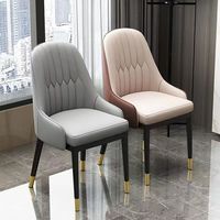 Chaise de salle à manger moderne de luxe haut de gamme avec pieds en fer et dossier confortable en cuir, idéale pour la maison, les loisirs et les salons de café