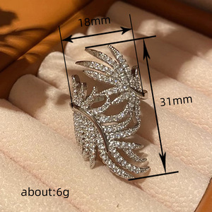 Anello con Foglia e Zirconi, Gioiello da Dito Elegante per Donna, Ideale per Feste, Regalo Raffinato - Product Image 4