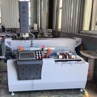 C'est une fraiseuse et une perceuse CNC personnalisées très bon marché pour les machines de fabrication de fenêtres et de portes en aluminium