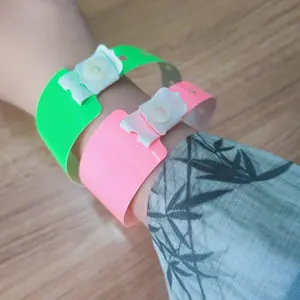 Einmalig weich im Dunkeln leuchtendes Neon Lumines cent PVC wasserdichtes Vinyl armband und Armbänder für den Nachtclub