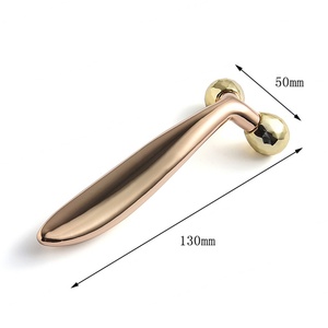 Outil de massage facial manuel en métal de haute qualité en forme de Y avec double rouleau à billes - Product Image 3