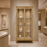 Vitrine en verre dorée sur mesure avec 2 portes, étagères en verre et éclairage LED pour bijouterie, vente en gros