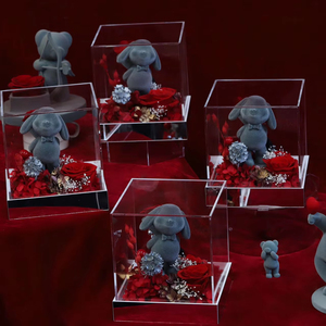 Vente en gros de roses éternelles artisanales pour la Saint-Valentin, la Fête des Mères et Noël, sous dôme en verre acrylique, avec mini ours floqué et sac cadeau pour déclaration d'amour - Product Image 5