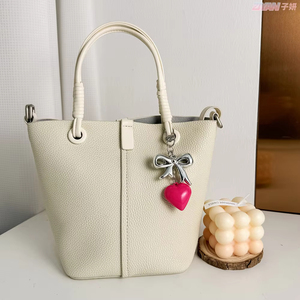 Porte-clés de voiture en PVC acrylique mignon avec cœur 3D et nœud papillon délicat, grand pendentif pour sac à main, style dessin animé pour couples - Product Image 3