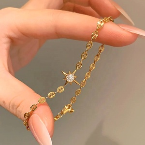<span class=keywords><strong>Bracciale</strong></span> con ciondolo a stella scintillante da <span class=keywords><strong>donna</strong></span> - Ottone placcato oro ecologico con zirconi, stelle a cinque punte, <span class=keywords><strong>comete</strong></span> e stelle cadenti - Product Image 1