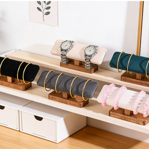 Présentoir à Montres Classique en Bois Incliné avec Base, Support de Rangement pour Bijoux et Bracelets en Velours Vert Crème - Product Image 1