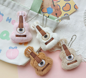 Großhandel Mini Plüsch-Gitarren-Schlüsselanhänger Weicher Musikinstrument-Anhänger Niedliche Mini-Gitarren-Brosche Süßes Mini-Gitarren-Hängeornament - Product Image 1