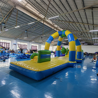 Parcours d'obstacles gonflable commercial avec arche et balles suspendues, château gonflable de course pour location événementielle