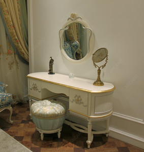 طقم أثاث غرفة نوم فاخر أبيض من الخشب المصمت المنجّد بقماش إيطالي بتصميم روكوكو كلاسيكي فرنسي راقٍ - Product Image 6