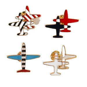 Spilla Distintivo Aeroplano Smaltata Placcata Oro all'Ingrosso - Product Image 1