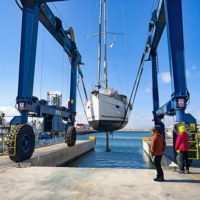 Grue portique motorisée automotrice pour levage de bateaux, capacité 30t, 50t, 100t, 150t, 200t, 250t, 500t, conception personnalisée