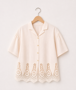 Achetez un haut beige à dentelle avec manches courtes et boutons, un haut décontracté et tendance pour l'été et les occasions quotidiennes pour femmes. - Product Image 2