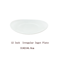 Assiette en porcelaine brillante à bord relevé en forme de lingot pour les plats de pâtes, de curry et de riz à la maison