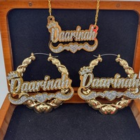 Boucles d'oreilles créoles personnalisées en acrylique avec nom, strass et collier assorti pour femme – Idéal pour le dropshipping et les cadeaux