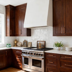 Cocina Americana Clásica Balom con Gabinetes de Madera Maciza Oscura, Tiradores de Cobre, Encimera de Mármol Blanco y <span class=keywords><strong>Estufa</strong></span> Profesional - Product Image 1