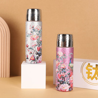 Bouteille isotherme en acier inoxydable plaqué titane de 17 oz avec motif paon, séparateur thé/eau, couvercle rabattable, infuseur à thé et tasse à boire