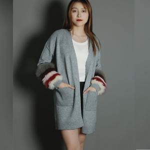 <span class=keywords><strong>Pull</strong></span> à <span class=keywords><strong>manches</strong></span> longues de haute qualité en gros, cardigan long tricoté <span class=keywords><strong>avec</strong></span> poignets en fourrure <span class=keywords><strong>amovibles</strong></span> pour femmes - Product Image 3