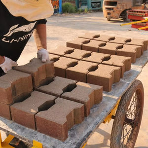 Bon prix <span class=keywords><strong>Machine</strong></span> de fabrication de blocs de briques semi-automatiques populaires pour pavés creux en béton avec composants PLC 220V - Product Image 1