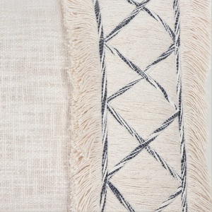 Funda de Cojín Decorativa para Sofá, Tejida a Mano, Texturizada, Estilo Boho, Gris y Marfil, con Borlas - Product Image 6