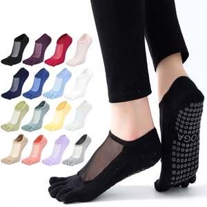 Chaussettes de sport antidérapantes à cinq doigts pour femmes en maille de soie noire - Product Image 1
