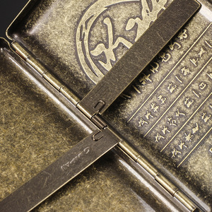 Lussuosa Scatola Portasigarette Retrò in Metallo, Portatabacco in Bronzo con Incisioni in Rame, Regalo per Fumatori Uomo e Donna con Confezione - Product Image 5