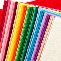 Carton feutré coloré compatible avec la découpe laser de tous les motifs ; couleurs et dimensions personnalisables.