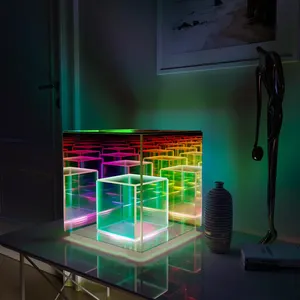 Dormitorio moderno está decorado con 3D melaleuca espejo Cubo de Rubik lámpara LED de lámpara de escritorio