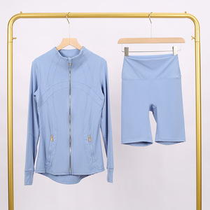 C0932 Set Giacca e Pantaloncini da Donna per Yoga e Fitness con Cerniera Dorata, Design Elasticizzato e Asciugatura Rapida - Product Image 4