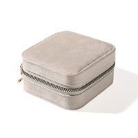 Organisateur de bijoux carré en velours en gros, mini boîte de rangement portable pour bagues et boucles d'oreilles, étui de voyage pour femmes, personnalisable avec logo